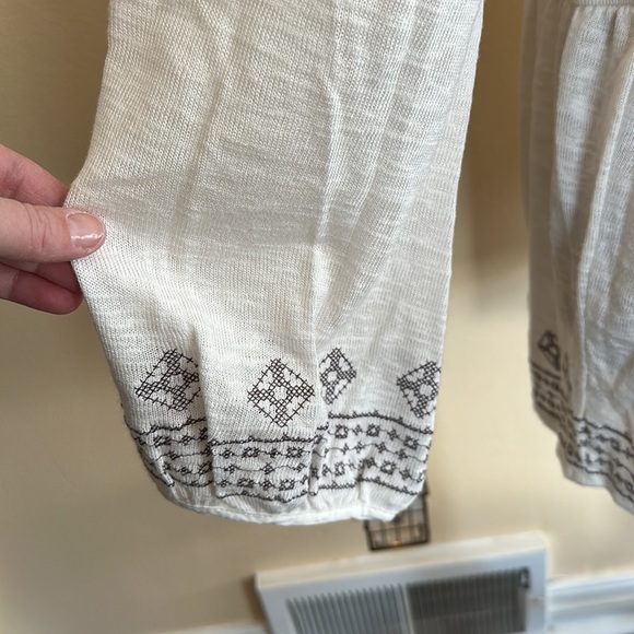 Sanctuary like new new tags white lightweight sweater with embroider details XL - Picture 4 of 7